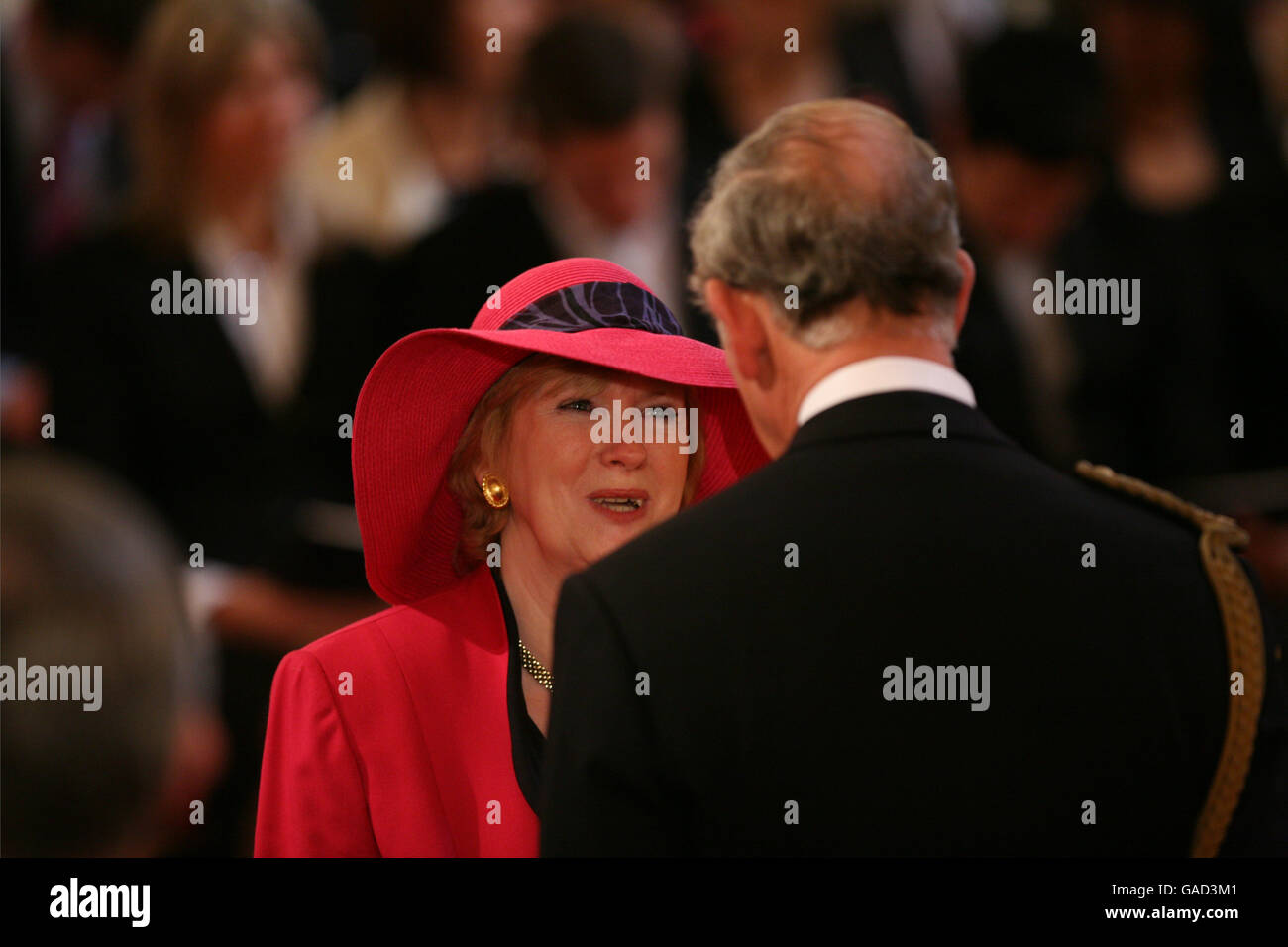 La signora Kathleen Reid di Airdrie è stata resa un OBE dal Principe di Galles a Buckingham Palace. Questa foto deve essere accreditata su PA Photos. Foto Stock