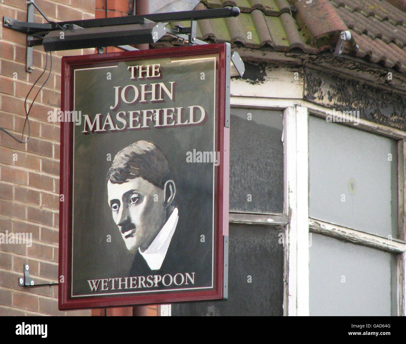 Una vista generale del pub John Masefield a Rock Ferry, Wirral, Merseyside, che ha attirato lamentele a causa della somiglianza impressionante di Masefield con Adolf Hitler in un cartello sul posto. Foto Stock