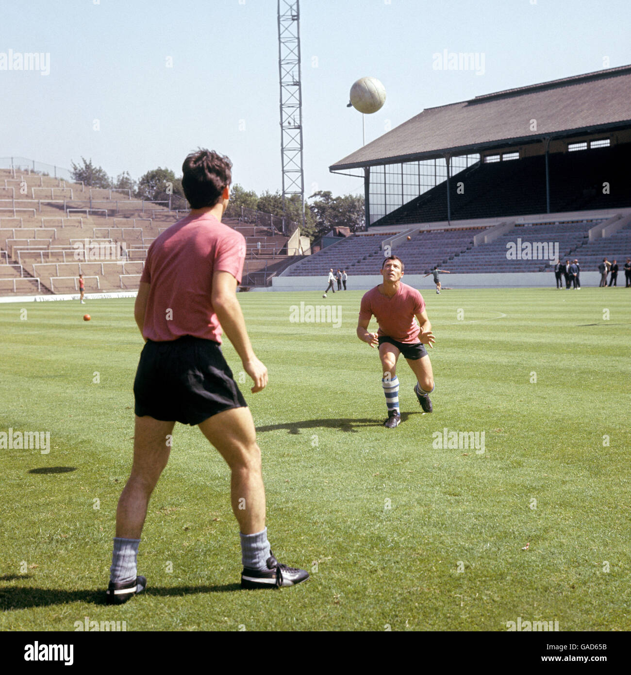 Calcio - Coppa del mondo Inghilterra 1966 - Uruguay Training - Hillsborough. Esercizio di direzione per gli uruguaiani a Sheffield. Foto Stock