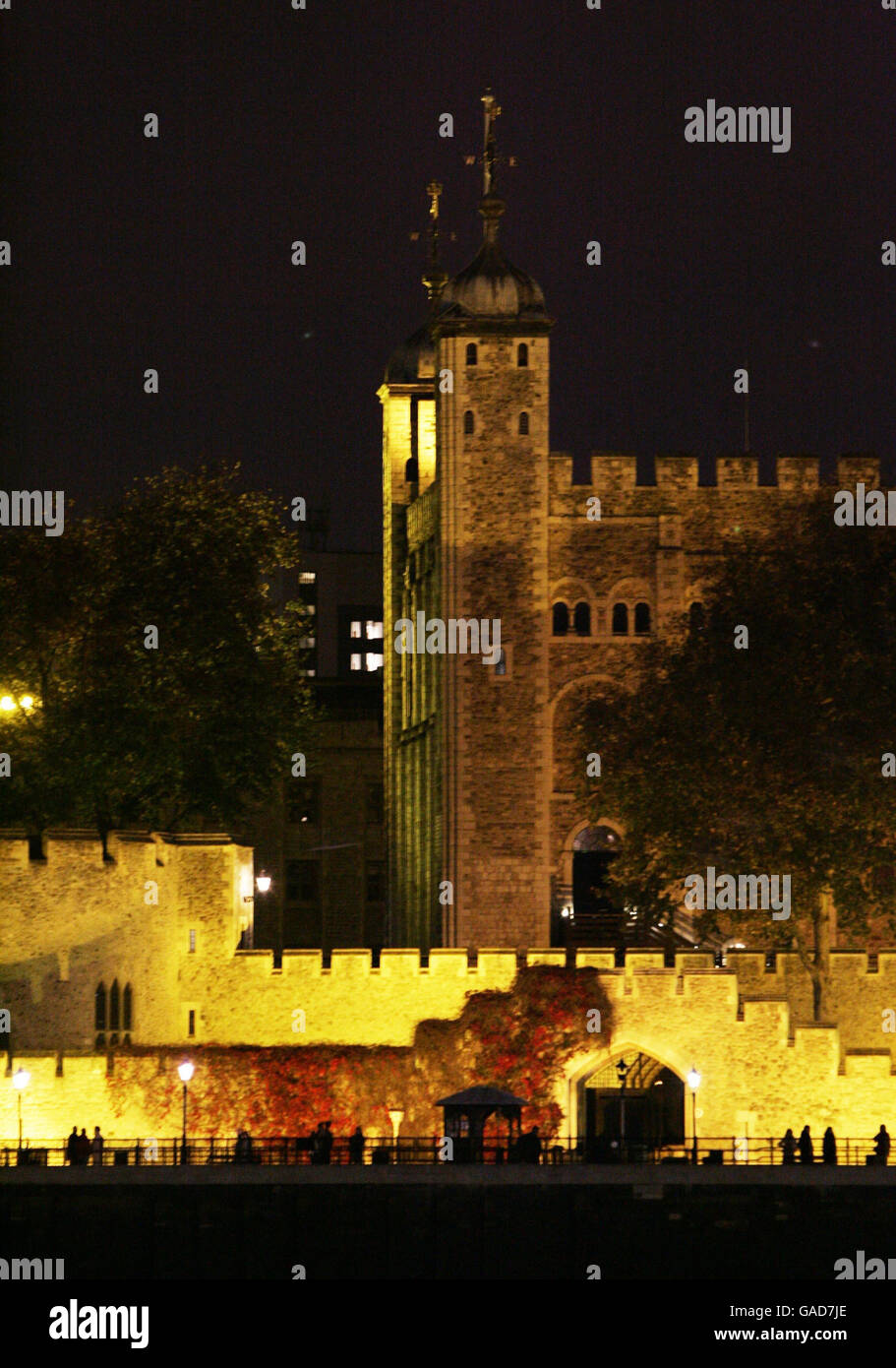 La Torre di Londra va d'oro, per dare il via alle celebrazioni della settimana di apertura per 'Tutankhamon e l'età d'oro dei Faraoni'. Foto Stock