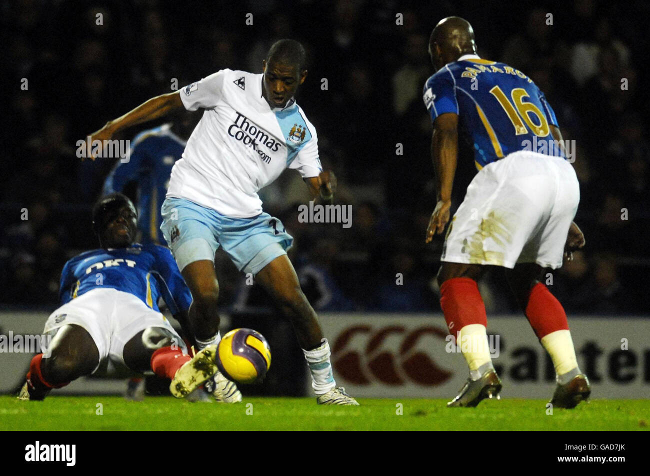 Gelson Fernandes di Manchester City in azione durante la partita Barclays Premier League a Fratton Park, Portsmouth. Foto Stock