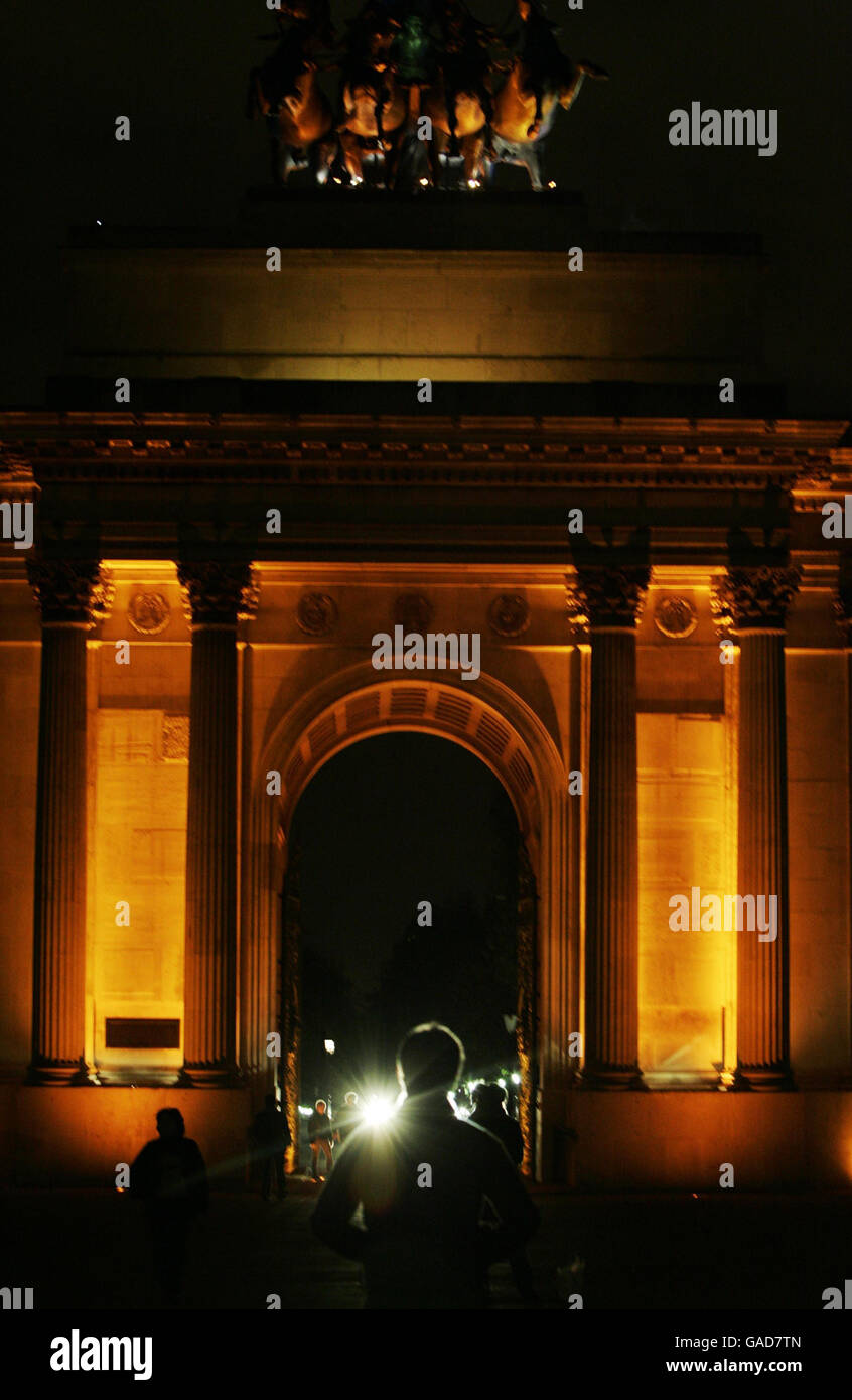 Wellington Arch va d'oro, per dare il via alle celebrazioni della settimana di apertura per 'Tutankhamon e l'età d'oro dei Faraoni'. Foto Stock