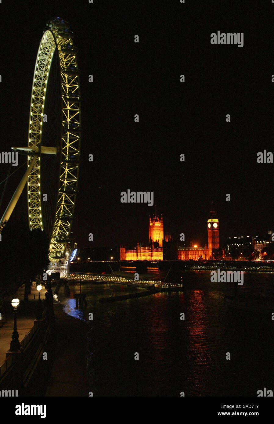 Il London Eye va d'oro, per dare il via alle celebrazioni della settimana di apertura per 'Tutankhamon e l'età d'oro dei Faraoni'. Foto Stock