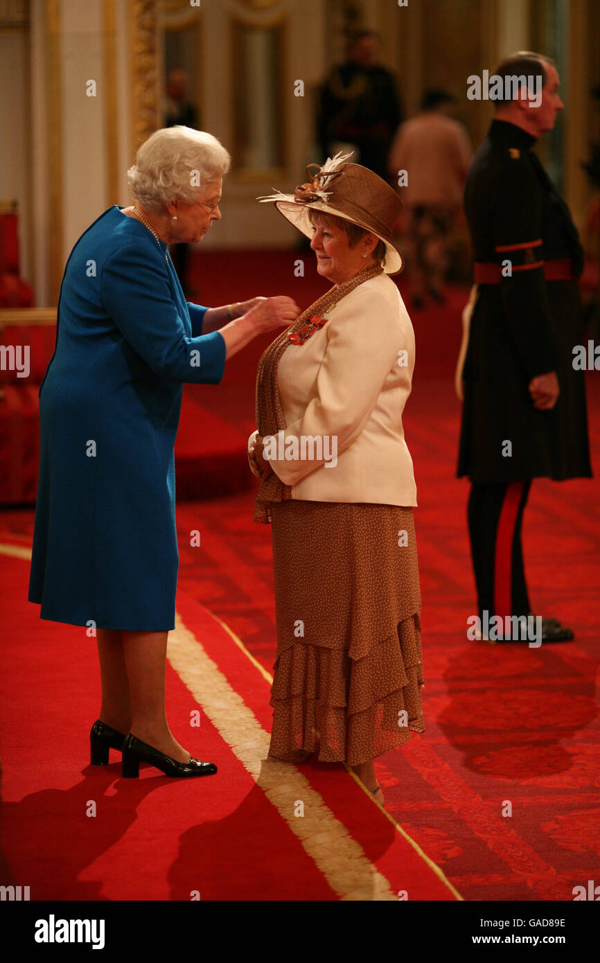 La signora Evelyn Paterson di Kirkaldy è fatta un MBE dalla regina a Buckingham Palace. Foto Stock
