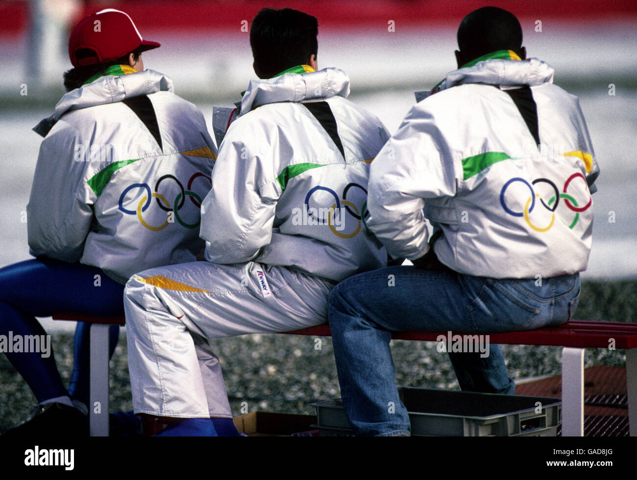 I fan guardano l'azione indossando cappotti olimpici ufficiali. Foto Stock