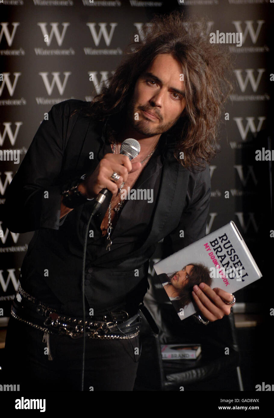 Russell Brand My Boky Wook Signing - Londra. Russell Brand firma copie del suo libro, My Boky Wook, a Waterstone's, Piccadilly, Londra. Foto Stock