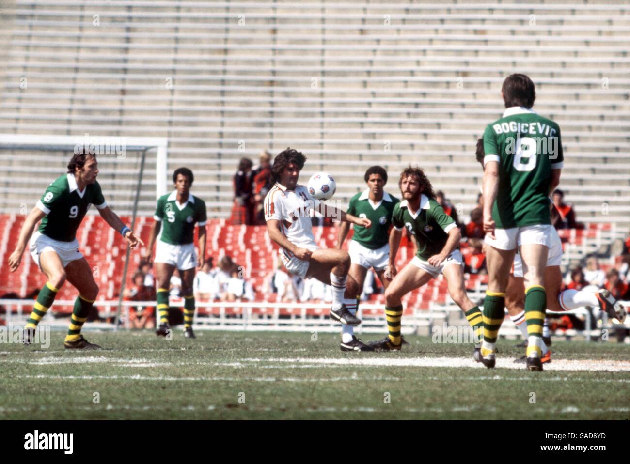 American Soccer - NASL - Los Angeles Aztechi / New York Cosmos. George Best (c) di Los Angeles Aztechi affascina diversi giocatori del New York Cosmos con le sue abilità di palla Foto Stock