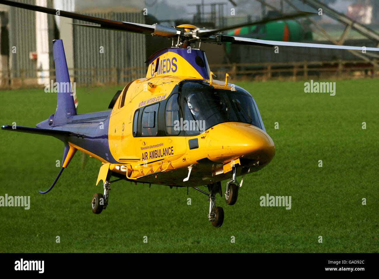Warwickshire e Northamptonshire Air Ambulance prendono il via dalla scena del fuoco di magazzino di Atherstone dove 4 vigili del fuoco sono morti il 3 novembre 2007. Immagine David Jones/PA Foto Stock
