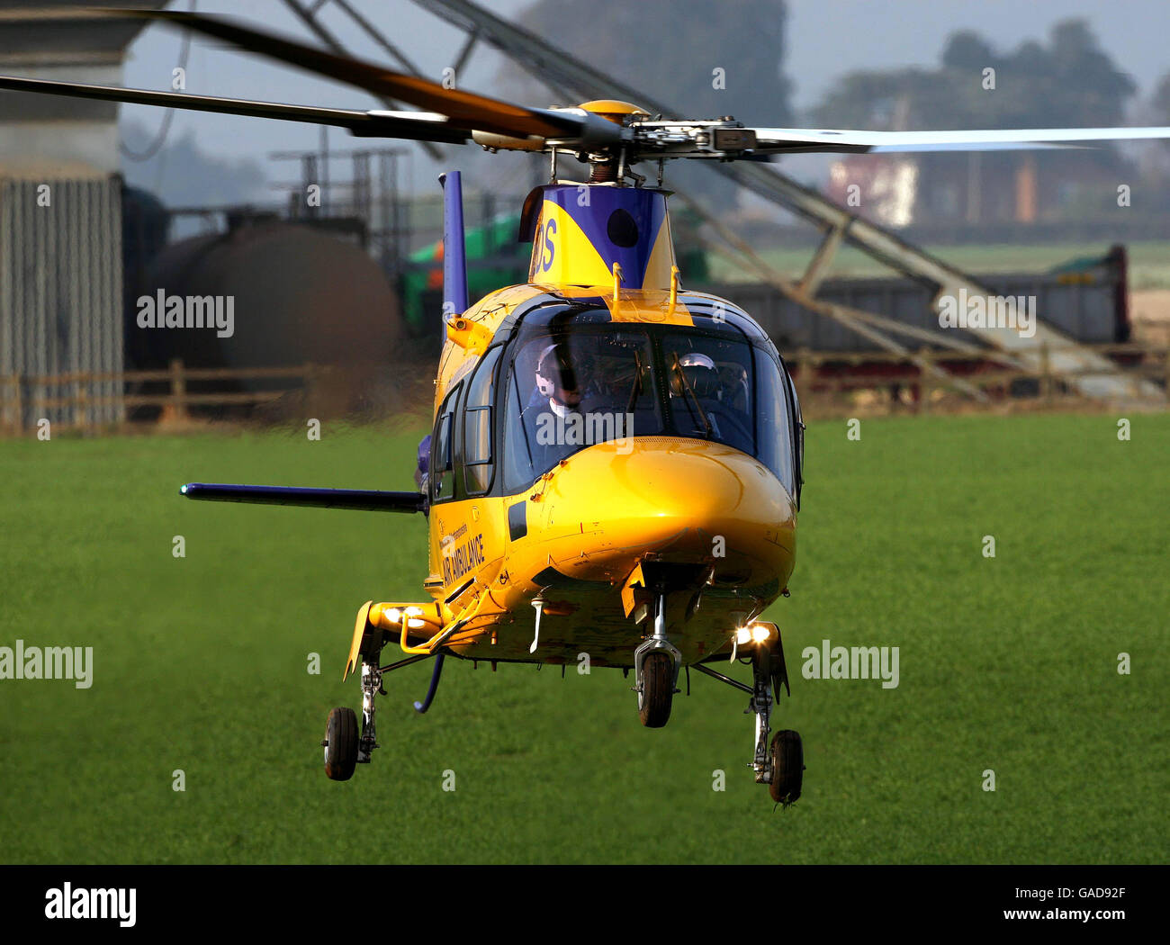 Warwickshire e Northamptonshire Air Ambulance prendono il via dalla scena del fuoco di magazzino di Atherstone dove 4 vigili del fuoco sono morti il 3 novembre 2007. Immagine David Jones/PA Foto Stock