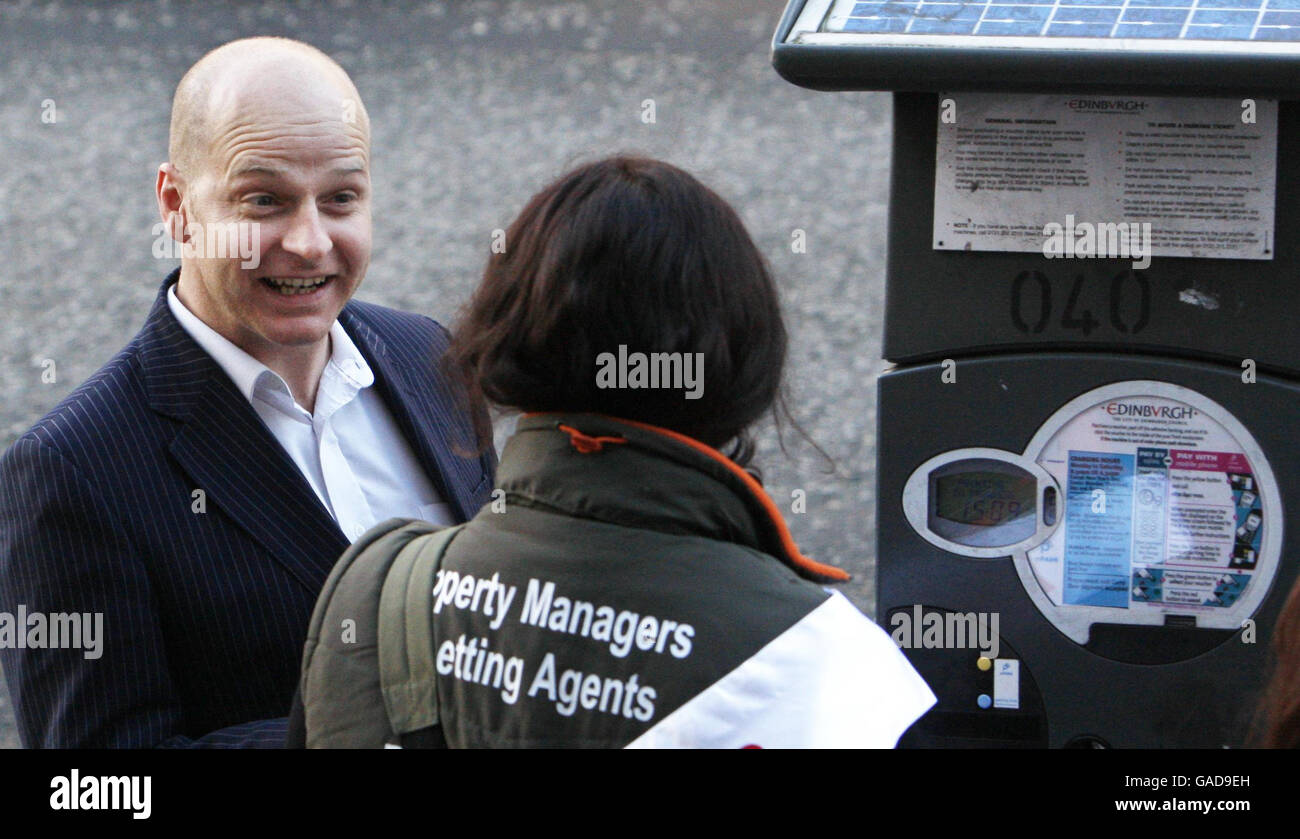 La cameriera Anita Leslie, 21, paga il costo del parcheggio per un membro pubblico su George Street di Edimburgo. Foto Stock
