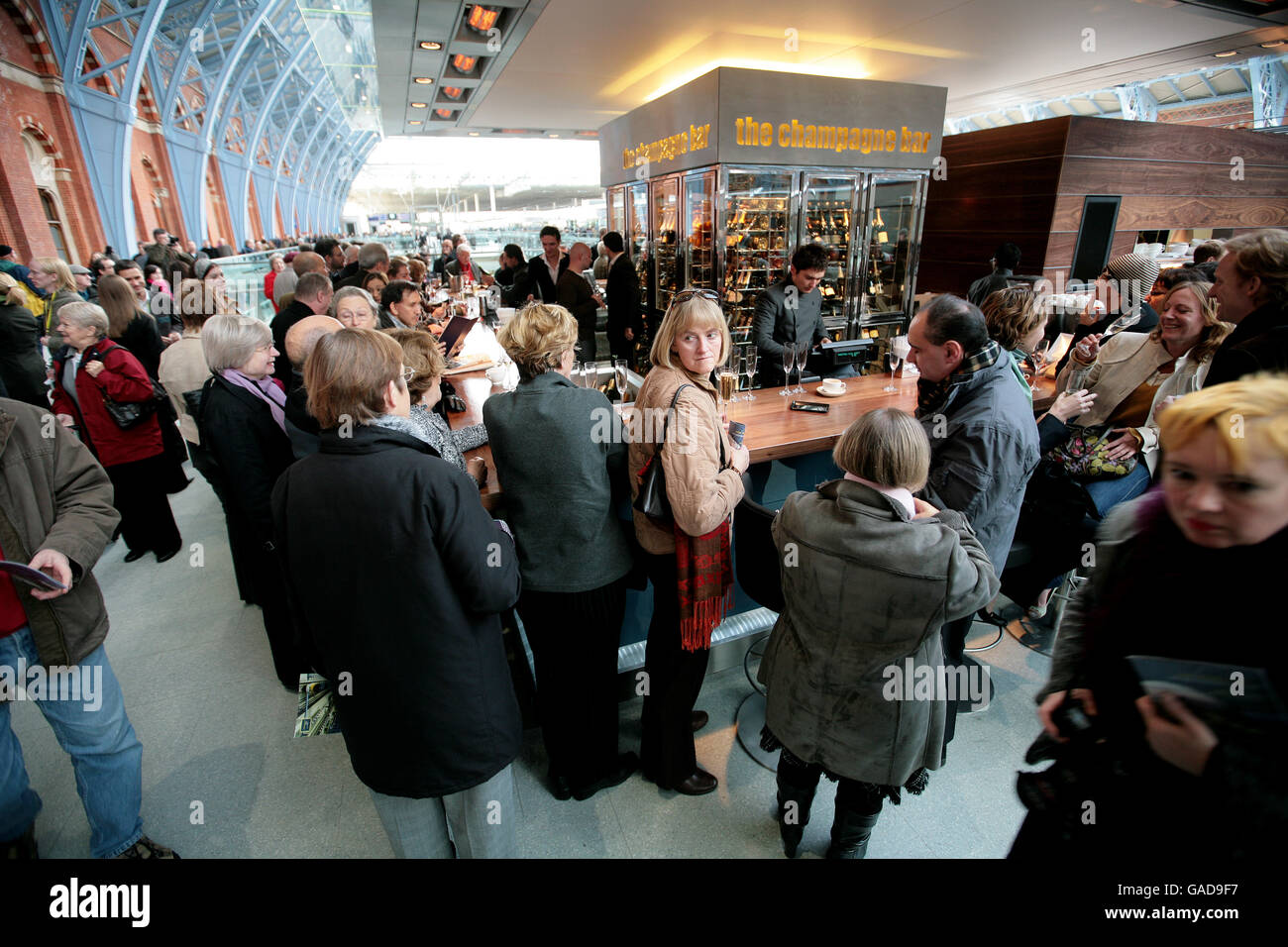 Una vista generale del nuovo champagne bar presso il terminal Eurostar alla stazione di St Pancras. PREMERE ASSOCIAZIONE foto. Data immagine: Mercoledì 14 novembre 2007. Londra si avvicinerà oggi all'Europa continentale quando la compagnia ferroviaria Eurostar del tunnel sotto la Manica avvierà più rapidamente che mai i servizi per Parigi e Bruxelles da un nuovo terminal internazionale. Vedi PA storia FERROVIA Eurostar. Il credito fotografico dovrebbe essere: Andrew Parsons/PA Wire Foto Stock