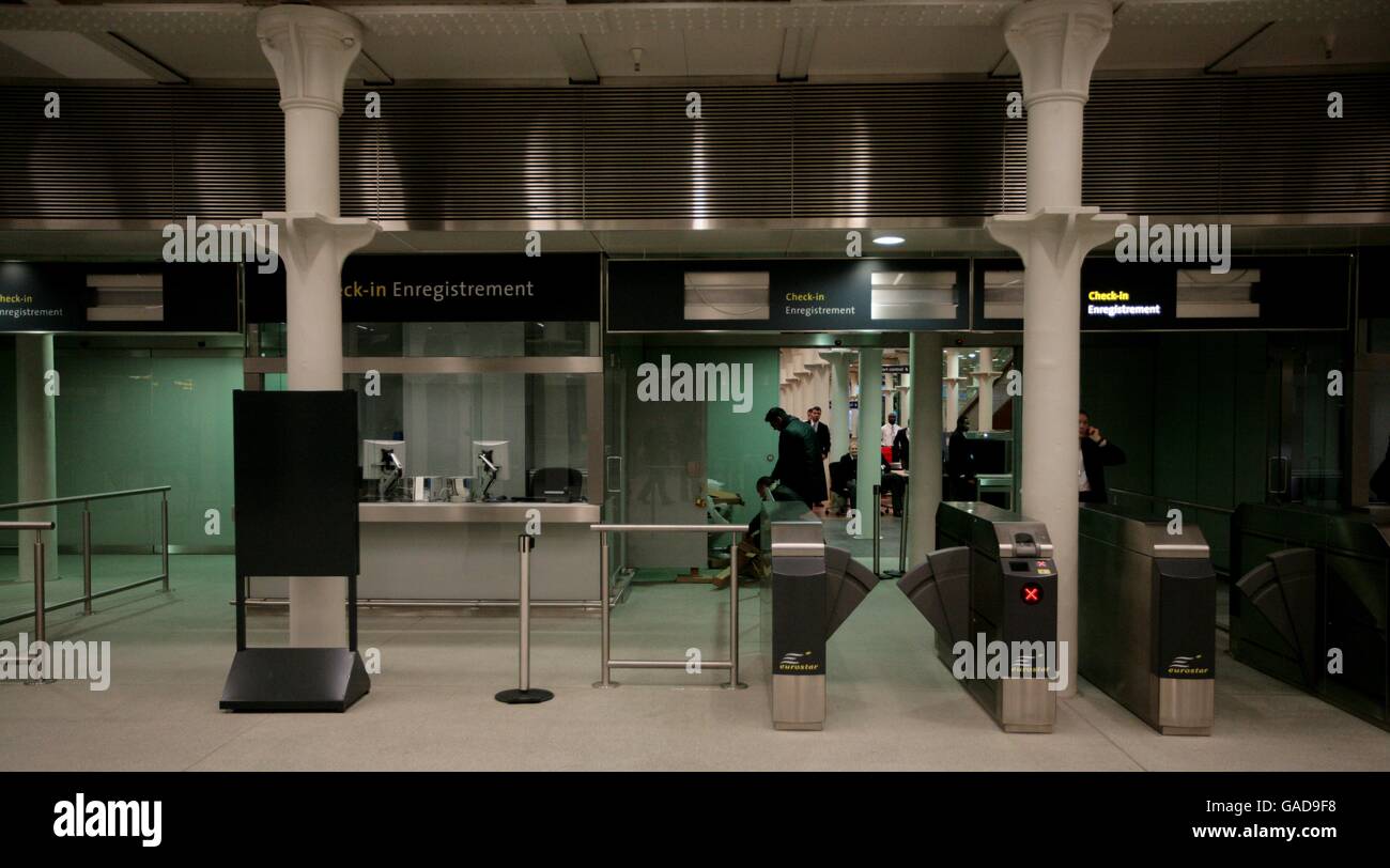 Vista generale dei banchi di check-in presso il terminal Eurostar della stazione di St Pancras. PREMERE ASSOCIAZIONE foto. Data immagine: Mercoledì 14 novembre 2007. Londra si avvicinerà oggi all'Europa continentale quando la compagnia ferroviaria Eurostar del tunnel sotto la Manica avvierà più rapidamente che mai i servizi per Parigi e Bruxelles da un nuovo terminal internazionale. Vedi PA storia FERROVIA Eurostar. Il credito fotografico dovrebbe essere: Andrew Parsons/PA Wire Foto Stock