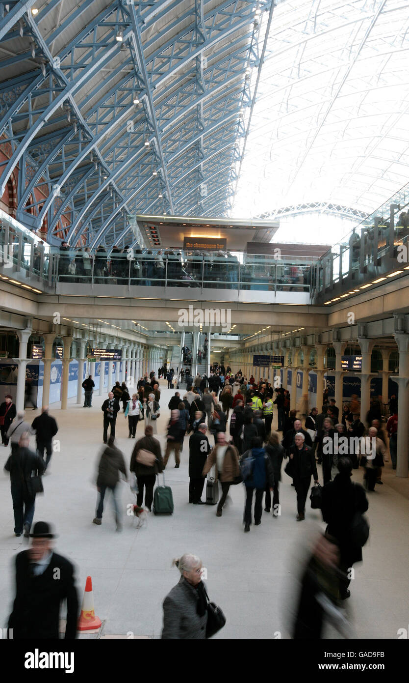 Una vista generale del nuovo terminal Eurostar e dello champagne bar alla stazione di St Pancras. PREMERE ASSOCIAZIONE foto. Data foto: Mercoledì 14 novembre 2007. Londra si avvicinerà di più all'Europa continentale oggi, quando la compagnia ferroviaria Eurostar del Tunnel della Manica inizierà i servizi più veloci che mai per Parigi e Bruxelles da un nuovo terminal internazionale. Vedi la storia della PA RAIL Eurostar. Il credito fotografico dovrebbe essere: Andrew Parsons/PA Wire Foto Stock