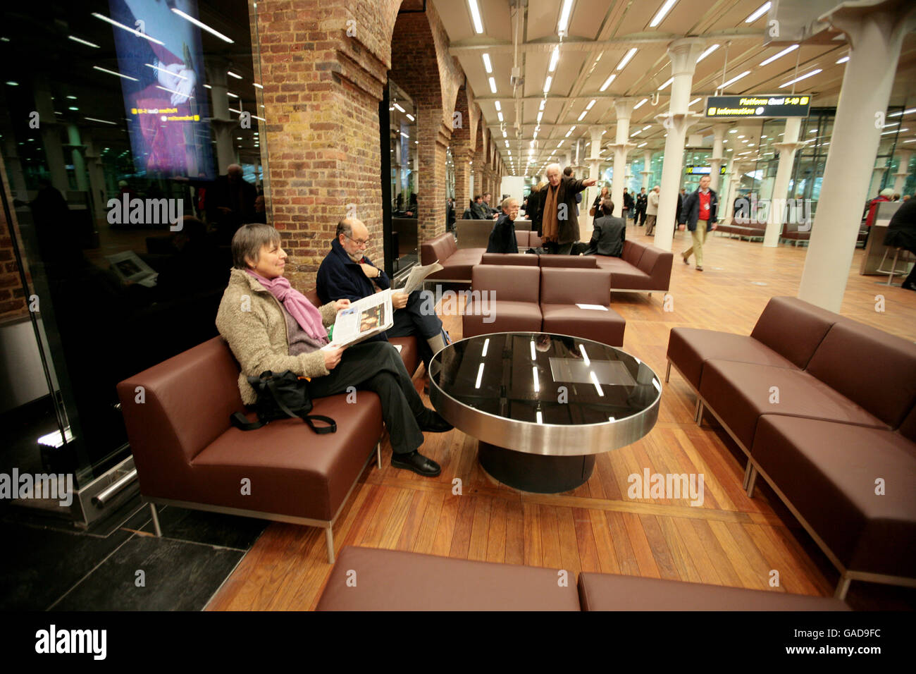 Una vista generale della lounge delle partenze presso il nuovo terminal Eurostar della stazione di St Pancras. PREMERE ASSOCIAZIONE foto. Data foto: Mercoledì 14 novembre 2007. Londra si avvicinerà di più all'Europa continentale oggi, quando la compagnia ferroviaria Eurostar del Tunnel della Manica inizierà i servizi più veloci che mai per Parigi e Bruxelles da un nuovo terminal internazionale. Vedi la storia della PA RAIL Eurostar. Il credito fotografico dovrebbe essere: Andrew Parsons/PA Wire Foto Stock
