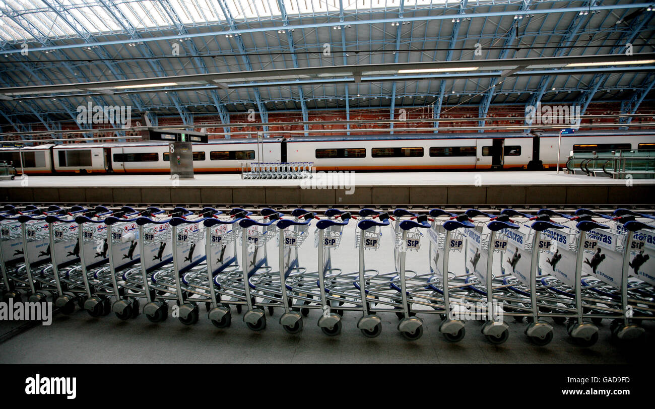 Una vista generale del nuovo terminal Eurostar alla stazione di St Pancras. PREMERE ASSOCIAZIONE foto. Data immagine: Mercoledì 14 novembre 2007. Londra si avvicinerà oggi all'Europa continentale quando la compagnia ferroviaria Eurostar del tunnel sotto la Manica avvierà più rapidamente che mai i servizi per Parigi e Bruxelles da un nuovo terminal internazionale. Vedi PA storia FERROVIA Eurostar. Il credito fotografico dovrebbe essere: Andrew Parsons/PA Wire Foto Stock