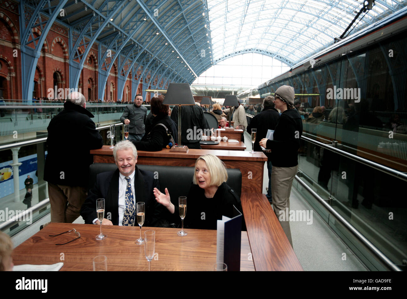 Una vista generale del nuovo champagne bar presso il terminal Eurostar alla stazione di St Pancras. PREMERE ASSOCIAZIONE foto. Data immagine: Mercoledì 14 novembre 2007. Londra si avvicinerà oggi all'Europa continentale quando la compagnia ferroviaria Eurostar del tunnel sotto la Manica avvierà più rapidamente che mai i servizi per Parigi e Bruxelles da un nuovo terminal internazionale. Vedi PA storia FERROVIA Eurostar. Il credito fotografico dovrebbe essere: Andrew Parsons/PA Wire Foto Stock