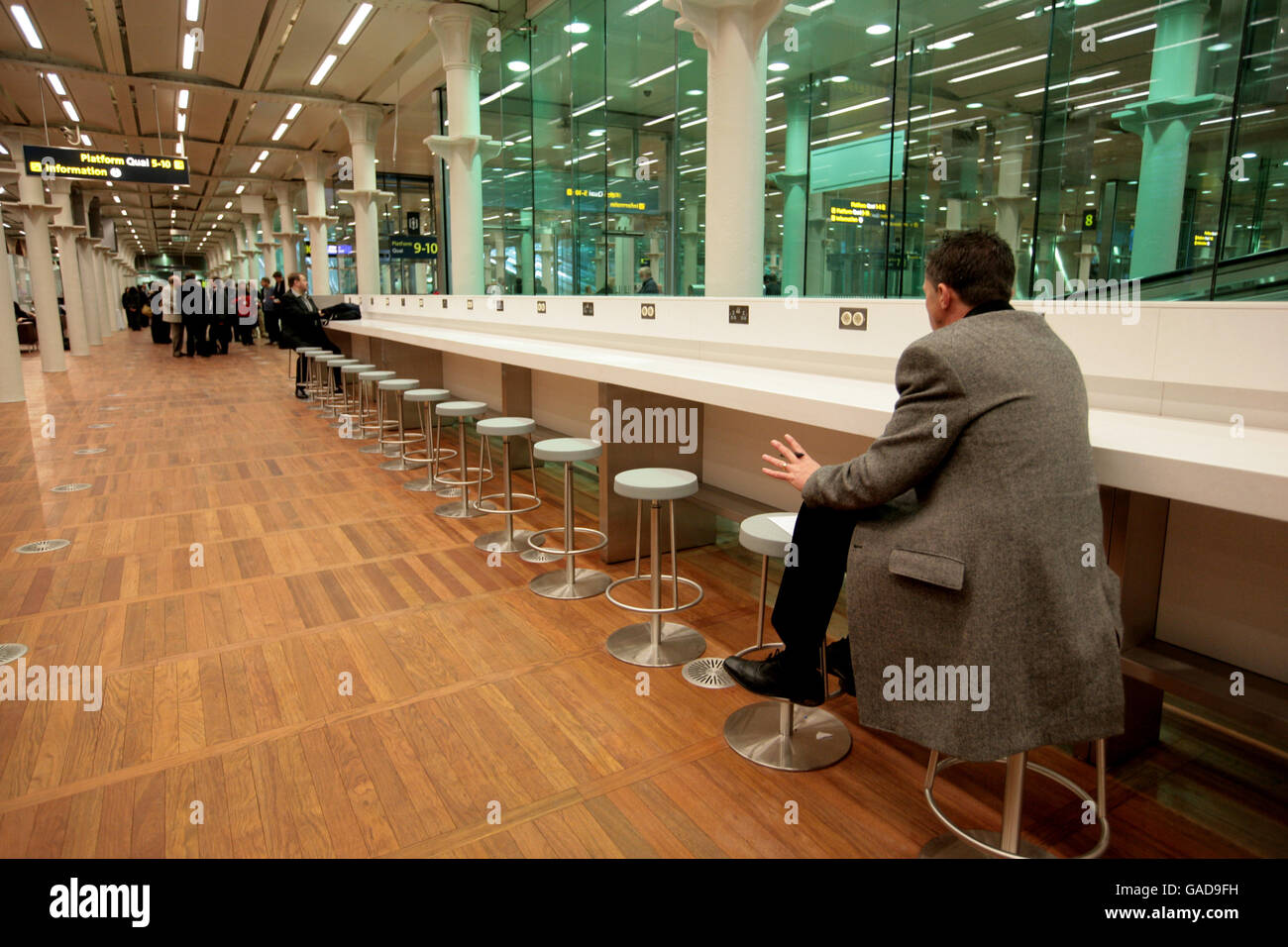 Una vista generale del nuovo terminal lounge Eurostar alla stazione di St Pancras. PREMERE ASSOCIAZIONE foto. Data foto: Mercoledì 14 novembre 2007. Londra si avvicinerà di più all'Europa continentale oggi, quando la compagnia ferroviaria Eurostar del Tunnel della Manica inizierà i servizi più veloci che mai per Parigi e Bruxelles da un nuovo terminal internazionale. Vedi la storia della PA RAIL Eurostar. Il credito fotografico dovrebbe essere: Andrew Parsons/PA Wire Foto Stock