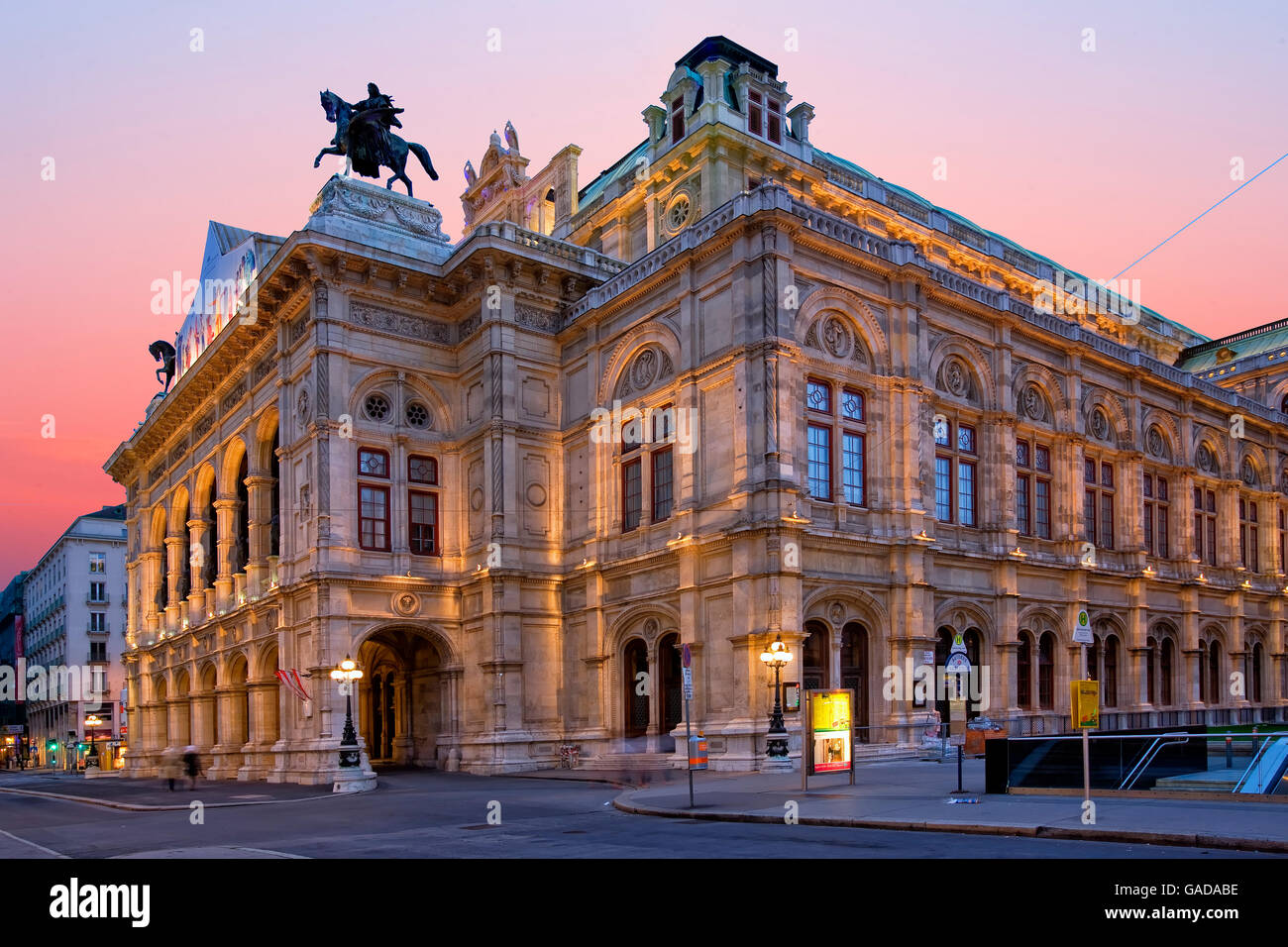 Opera house al crepuscolo in Vienna Foto Stock