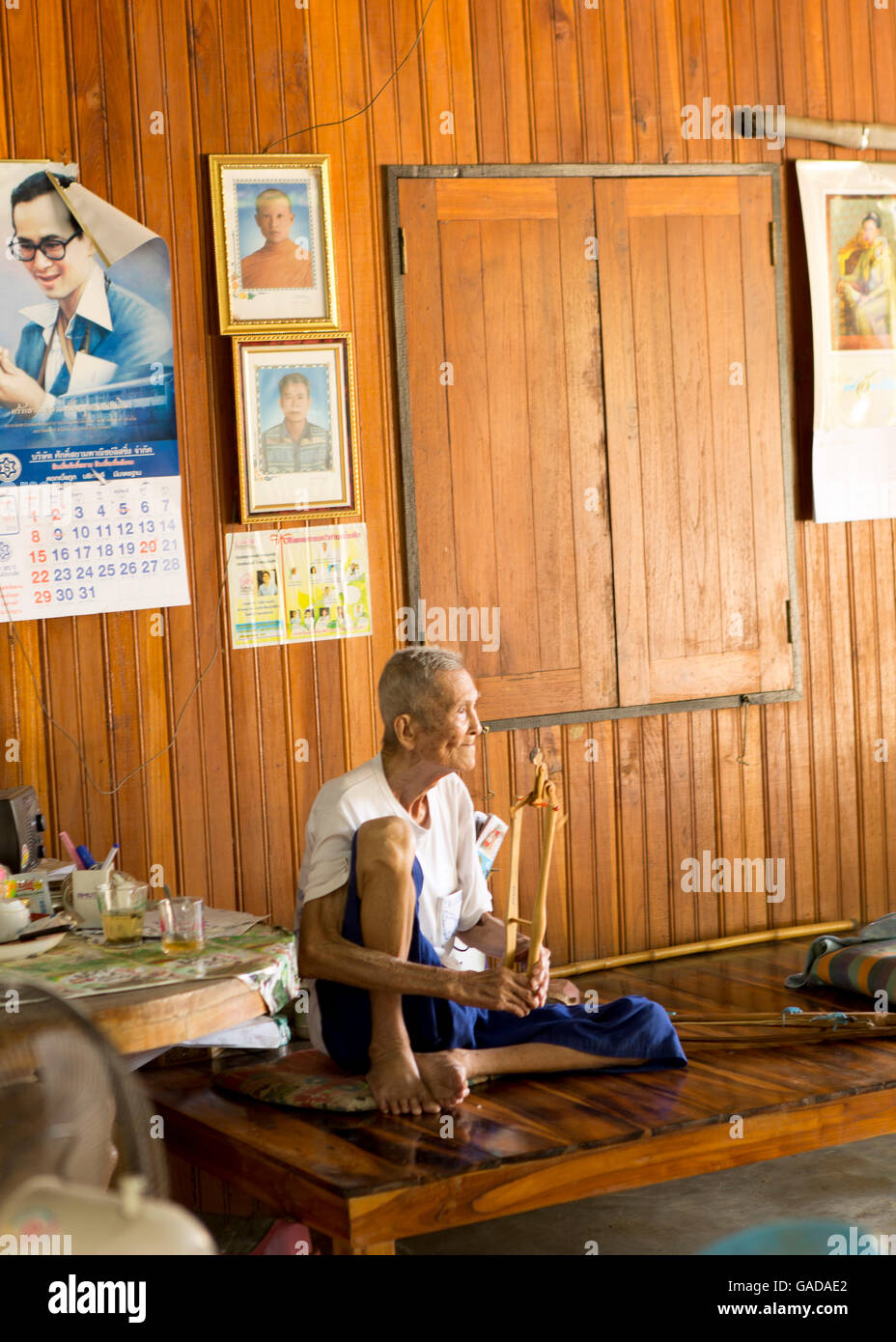 Un vecchio Thai abitante in modo Satchanalai village Foto Stock