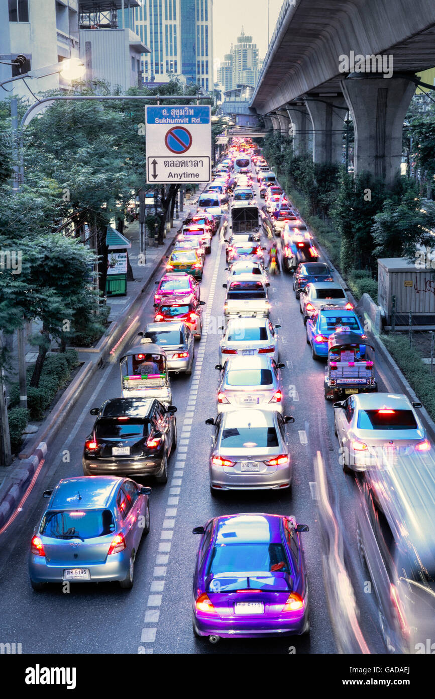 Il traffico sulla Strada di Sukhumvit Road di Bangkok Foto Stock