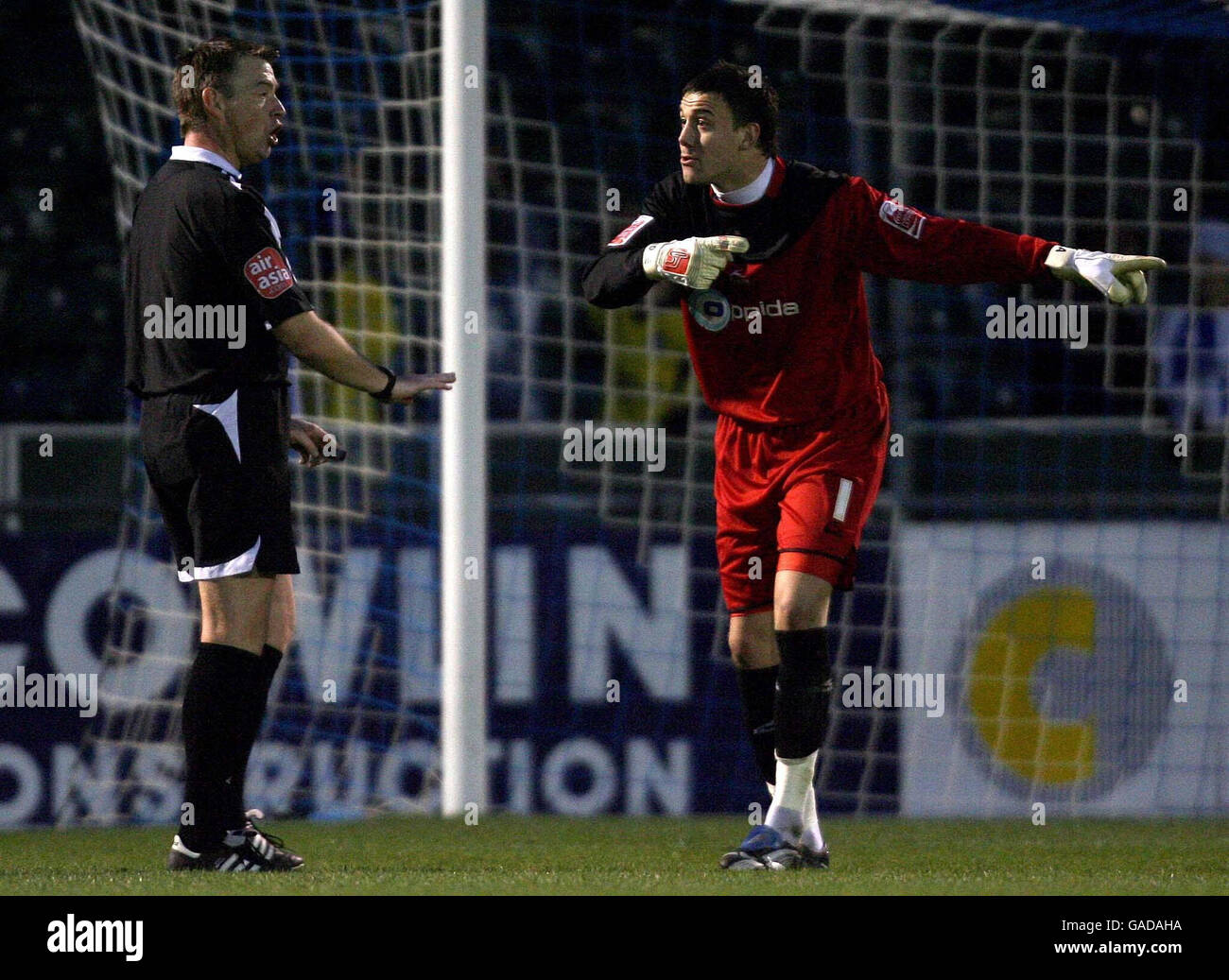 Lenny Pidgeley, portiere di Millwall, si appella contro la penalità dell'arbitro Eddie Ilderton durante la partita di calcio della Coca-Cola Football League 1 al Memorial Stadium di Bristol. Foto Stock