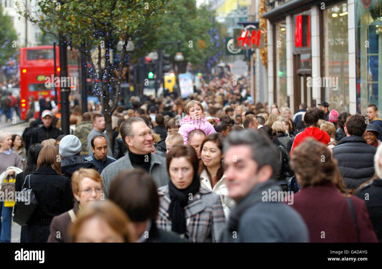 Gli amanti dello shopping natalizio passeggiano lungo Oxford Street, Londra, nella speranza di trovare quel regalo sfuggente. Foto Stock