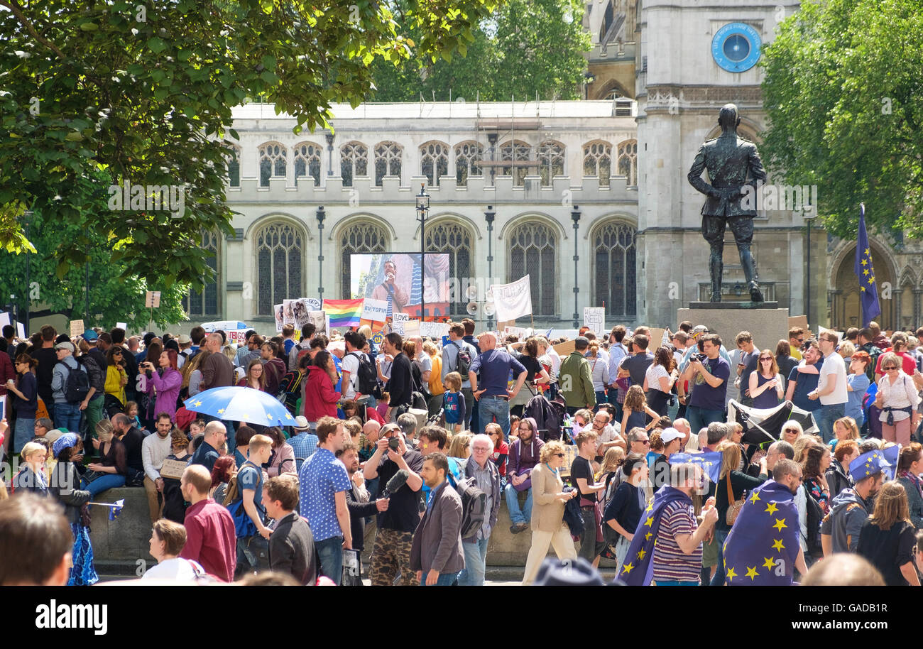 Londra, UK, 2 Luglio 2016: folle di manifestanti in marzo per l'Europa la dimostrazione Foto Stock