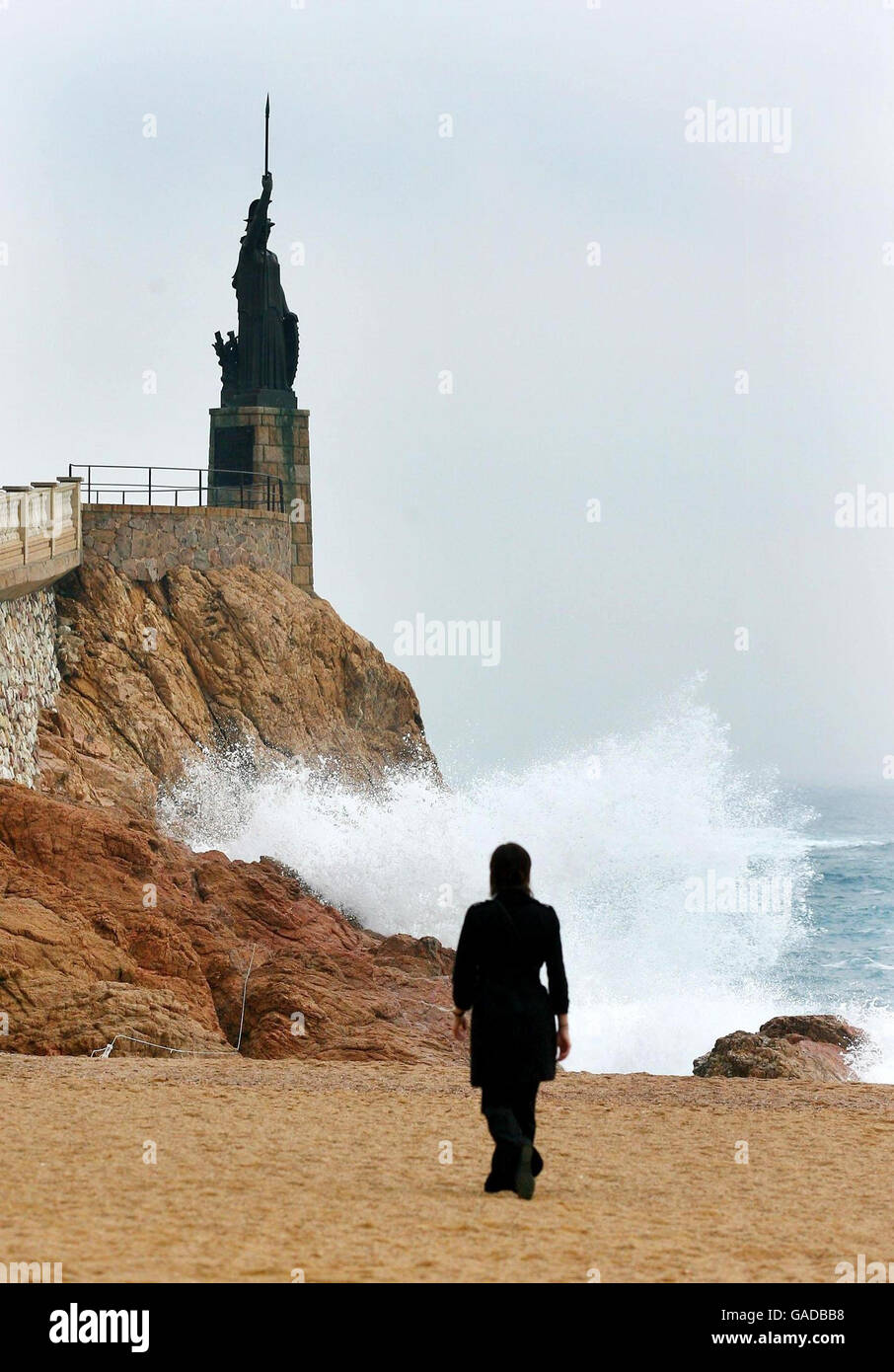 Una vista generale delle rocce sulla spiaggia dove Symon Howlett e il suo figlio di 5 anni Jay sono morti quando un'onda freak li ha colpiti come hanno posato per le immagini. Foto Stock