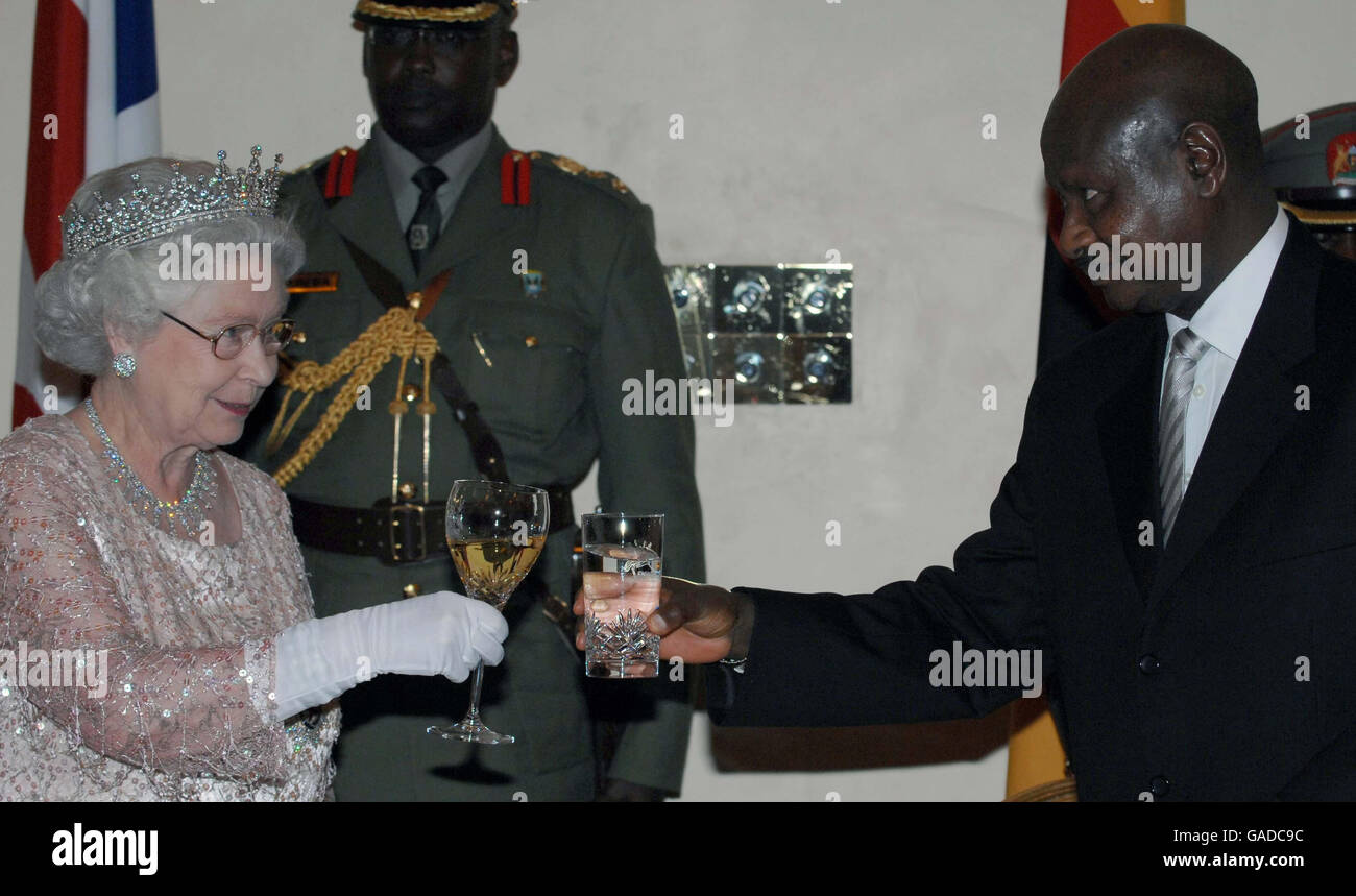 La Regina Elisabetta II (a sinistra) fa un brindisi con il presidente ugandese Yoweri Kaguta Museveni (a destra) presso la Casa di Stato di Kampala, Uganda. Foto Stock