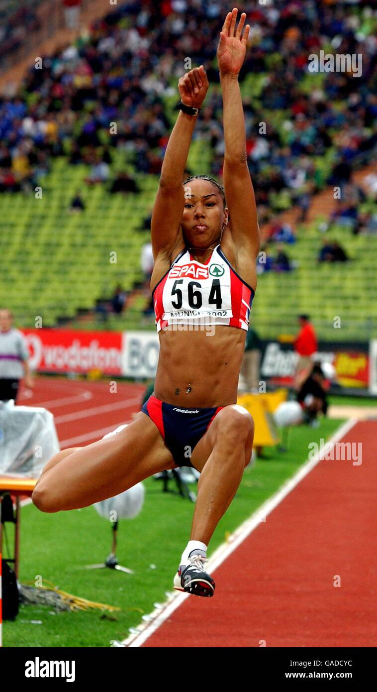 Atletica - Campionati europei di atletica leggera - Monaco di Baviera 2002 - Femminile Long Jump Final. Jade Johnson della Gran Bretagna sulla sua strada per l'argento in The Women's Long Jump Foto Stock