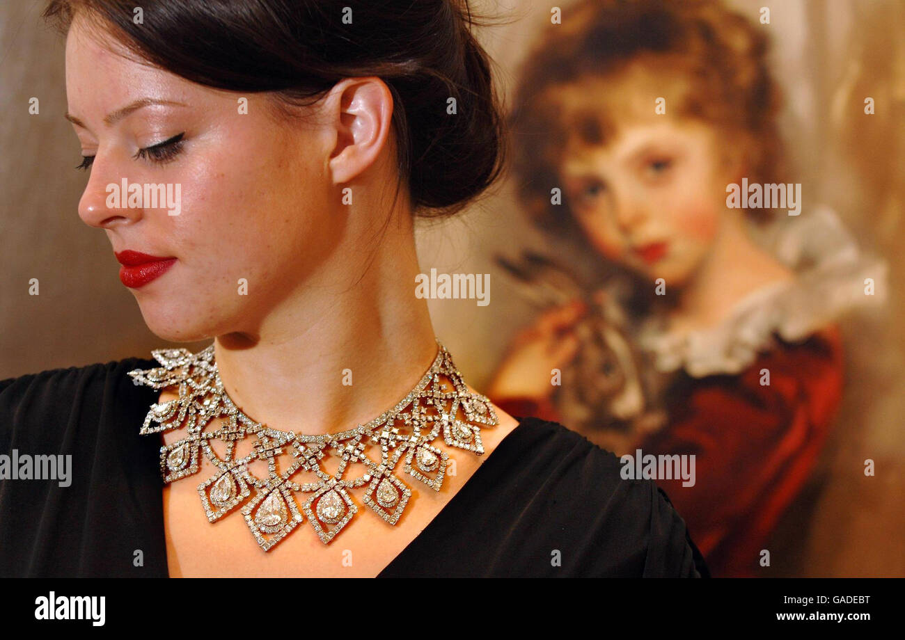 Modello Laura Turnbull indossa una collana Cartier con 100 diamanti carati a taglio quadrato e a forma di pera, una volta di proprietà di Anne Moen Bullitt, una ricca socialita americana. Foto Stock