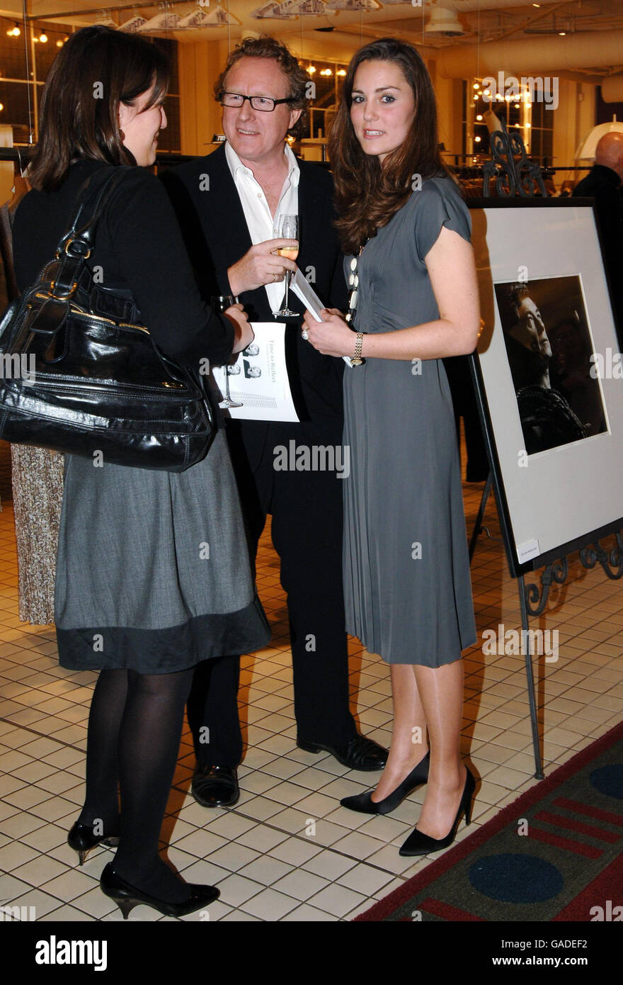 Kate Middleton (a destra), fidanzata del principe William, ospita una mostra di fotografie in edizione limitata di celebrità di Alistair Morrison al Bluebird di Londra, che la signorina Middleton ha organizzato per l'UNICEF, il Fondo delle Nazioni Unite per i bambini. Foto Stock