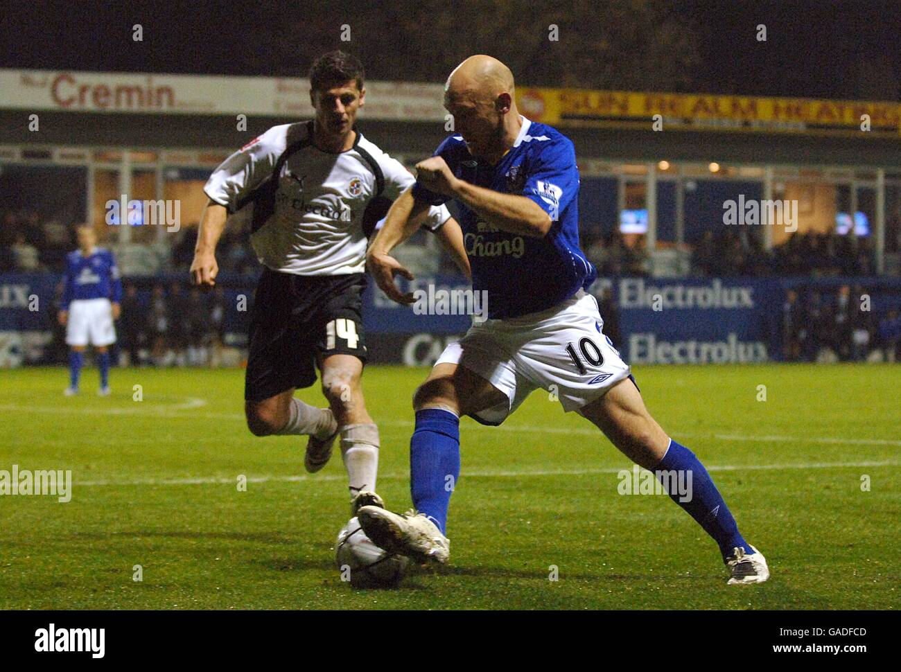 Calcio - Carling Cup - quarto turno - Luton Town / Everton - Kenilworth Road. Thomas Gravesen di Everton (a destra) in azione con Steve Robinson di Luton Town. Foto Stock