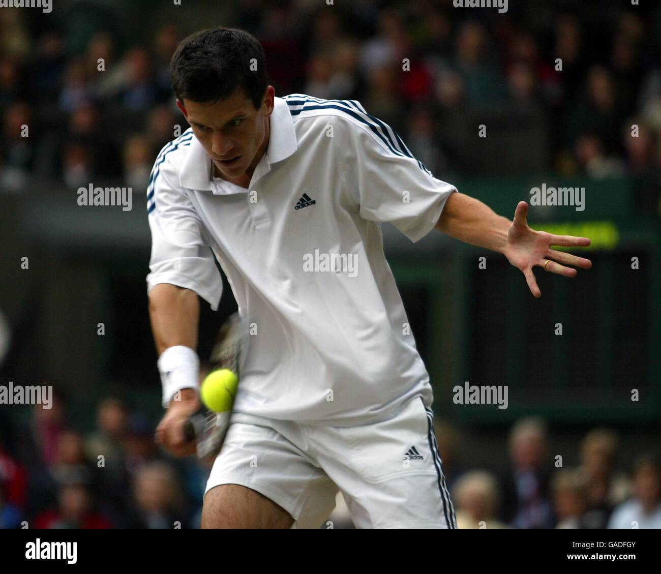 Tennis - Wimbledon 2002. Tim Henman ritorna ad Andre sa Foto Stock