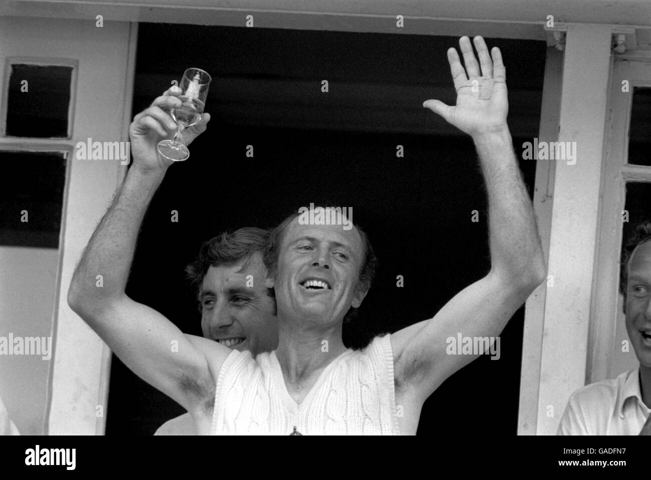 Il Boycott di Geoff in Inghilterra celebra la vittoria sul balcone di Trent Ponte con un bicchiere di champagne Foto Stock