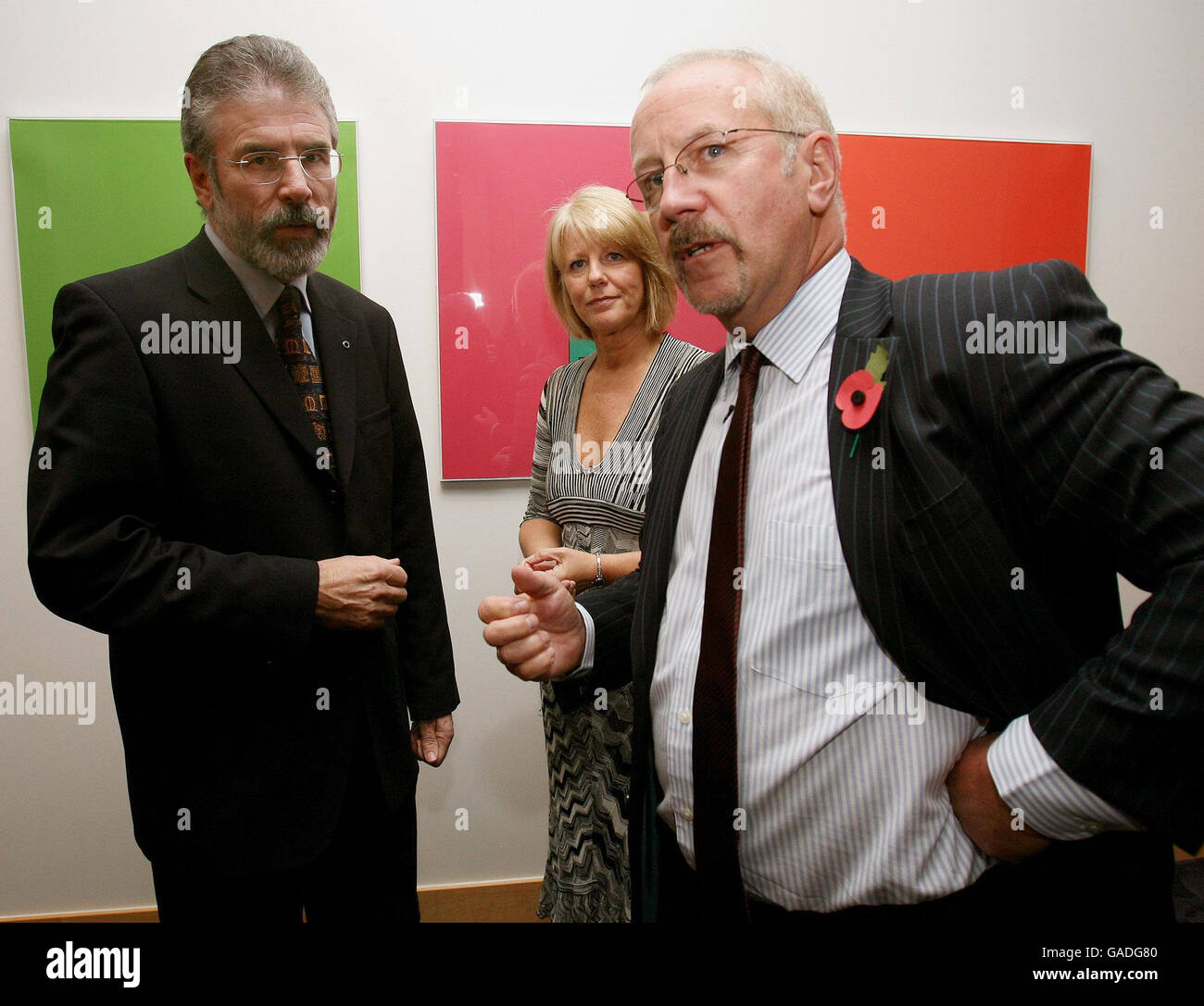 Il presidente del Sinn Fein Gerry Adams (a sinistra) incontra Colin e Wendy Parry, il cui figlio è stato ucciso nel bombardamento IRA Warrington del 1993, a Canary Wharf, Londra. Foto Stock