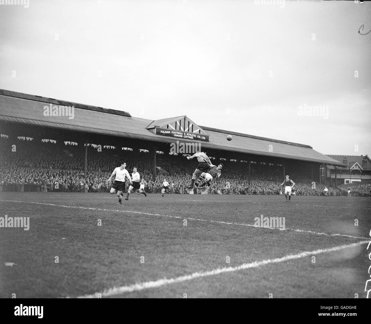 Calcio - Football League 1 - Fulham / Burnley. Il portiere di Fulham Tony Macedo (c, l) ha ottenuto un pugno da Jimmy Robson di Burnley (c, r) Foto Stock