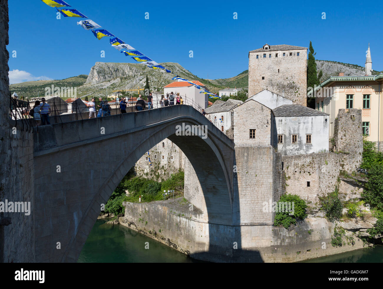 Mostar, Herzegovina-Neretva, in Bosnia ed Erzegovina. Il singolo-arch Stari Most o Ponte Vecchio attraversando il fiume Neretva. Foto Stock