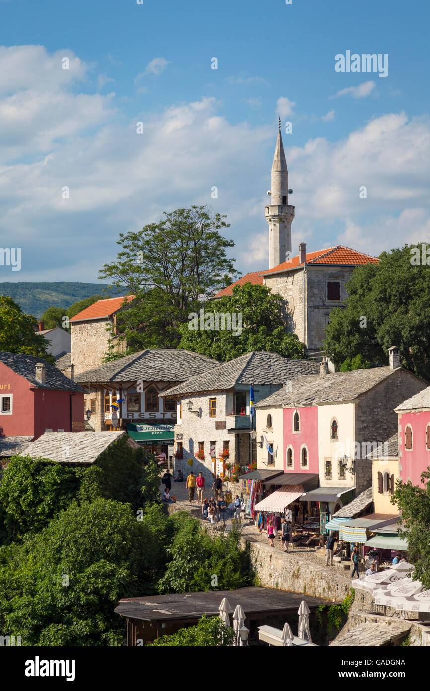Mostar, Herzegovina-Neretva, in Bosnia ed Erzegovina. Città vecchia visto da Stari Most o Ponte Vecchio. Foto Stock