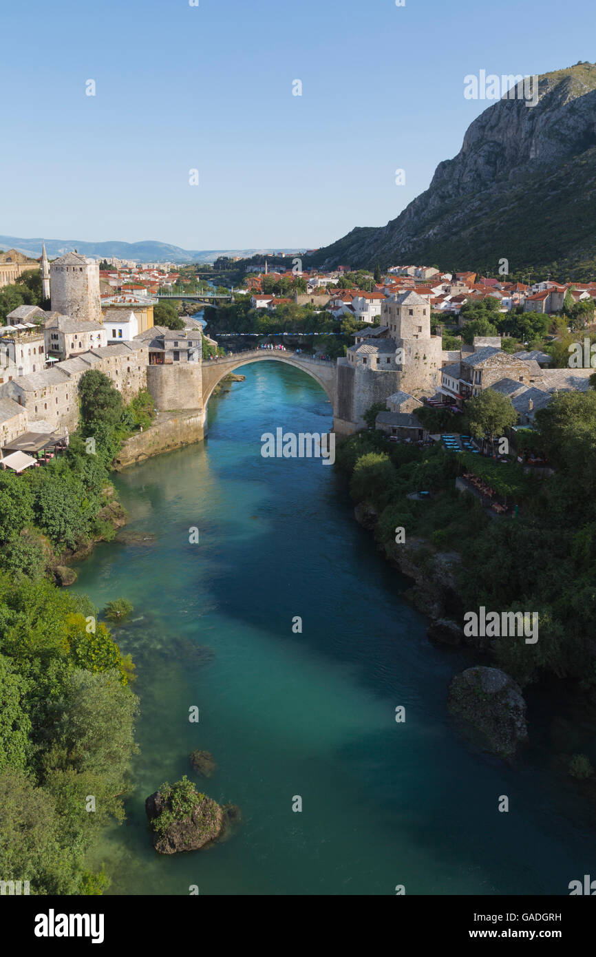 Mostar, erzegovina-neretva, in Bosnia ed Erzegovina. Il singolo-arch Stari Most o Ponte Vecchio attraversando il fiume Neretva. Foto Stock