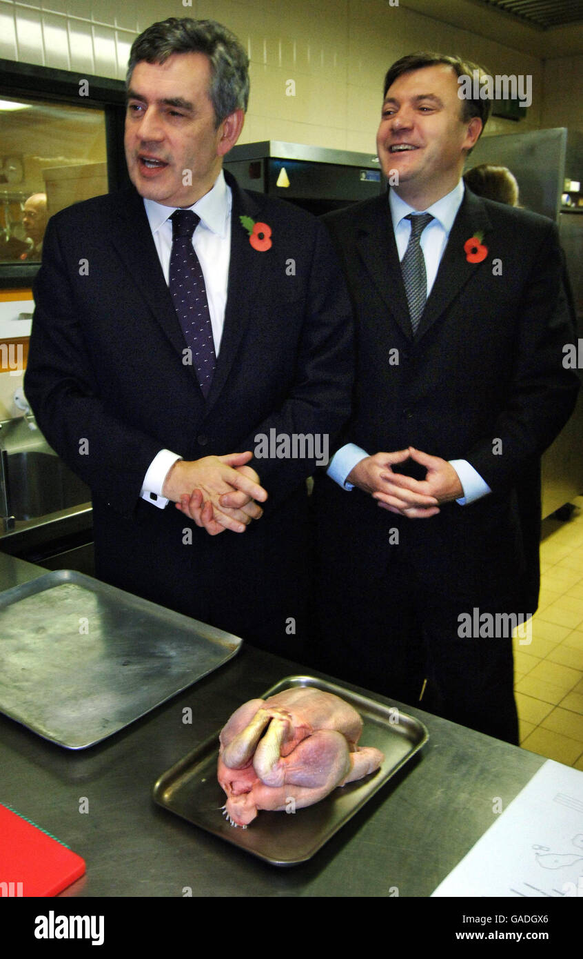 Il primo ministro Gordon Brown (a sinistra) si trova in piedi con il segretario delle scuole ed Balls (a destra), durante una visita al Westminster Kingsway College, nel centro di Londra, prima di annunci sull'istruzione. Foto Stock