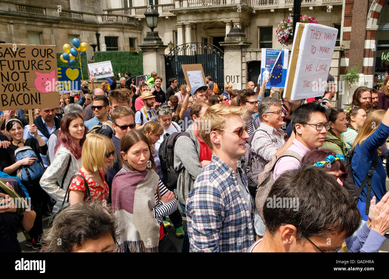 Londra, UK, 2 Luglio 2016: manifestanti in marzo per l'Europa la dimostrazione Foto Stock