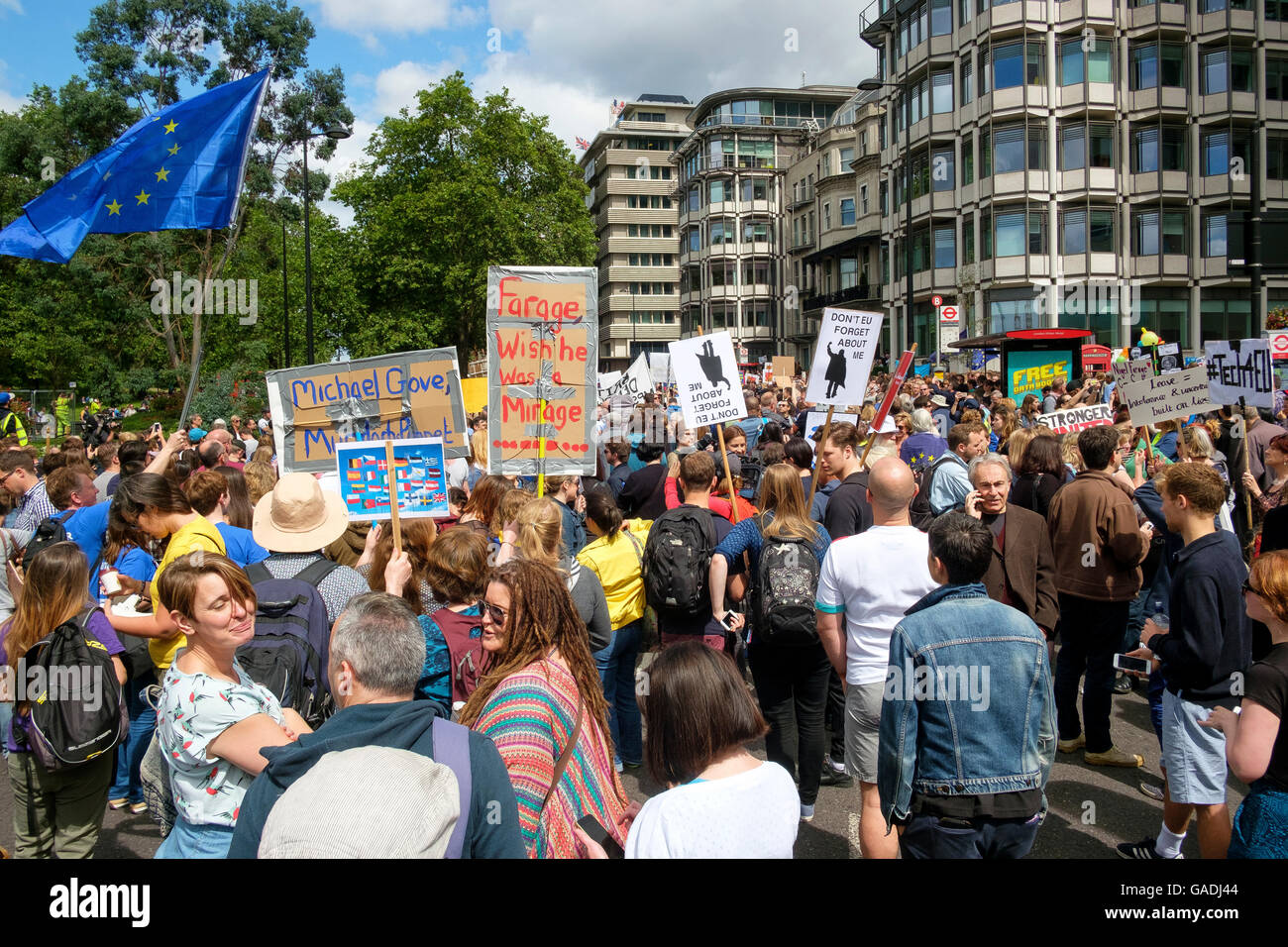 Londra, UK, 2 Luglio 2016: manifestanti raccogliere ad Hyde Park Corner per l inizio del mese di marzo per la dimostrazione in Europa Foto Stock