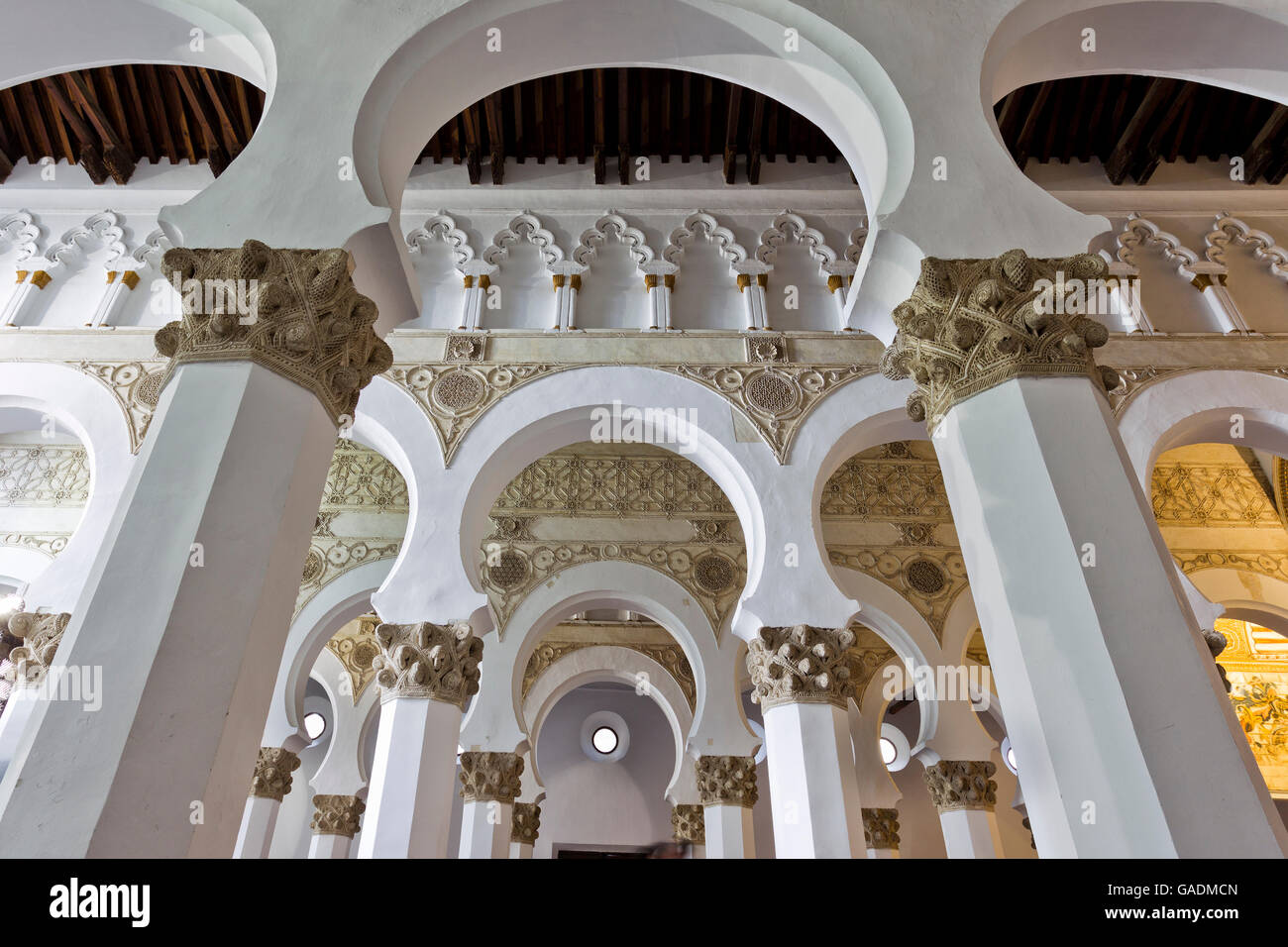 Archi Mudejar all'interno della sinagoga di Santa Maria la Blanca a Toledo, Spagna. La sinagoga risale al 13 ° secolo. Foto Stock