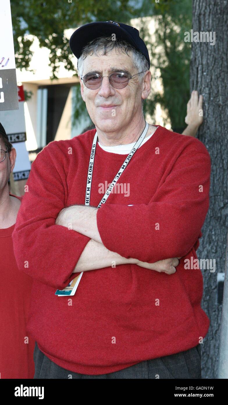 Elliott Gould mostra il suo sostegno agli scrittori, che sono attualmente in sciopero alla ricerca di un migliore affare di paga, come picket agli Universal City Studios a Los Angeles Foto Stock