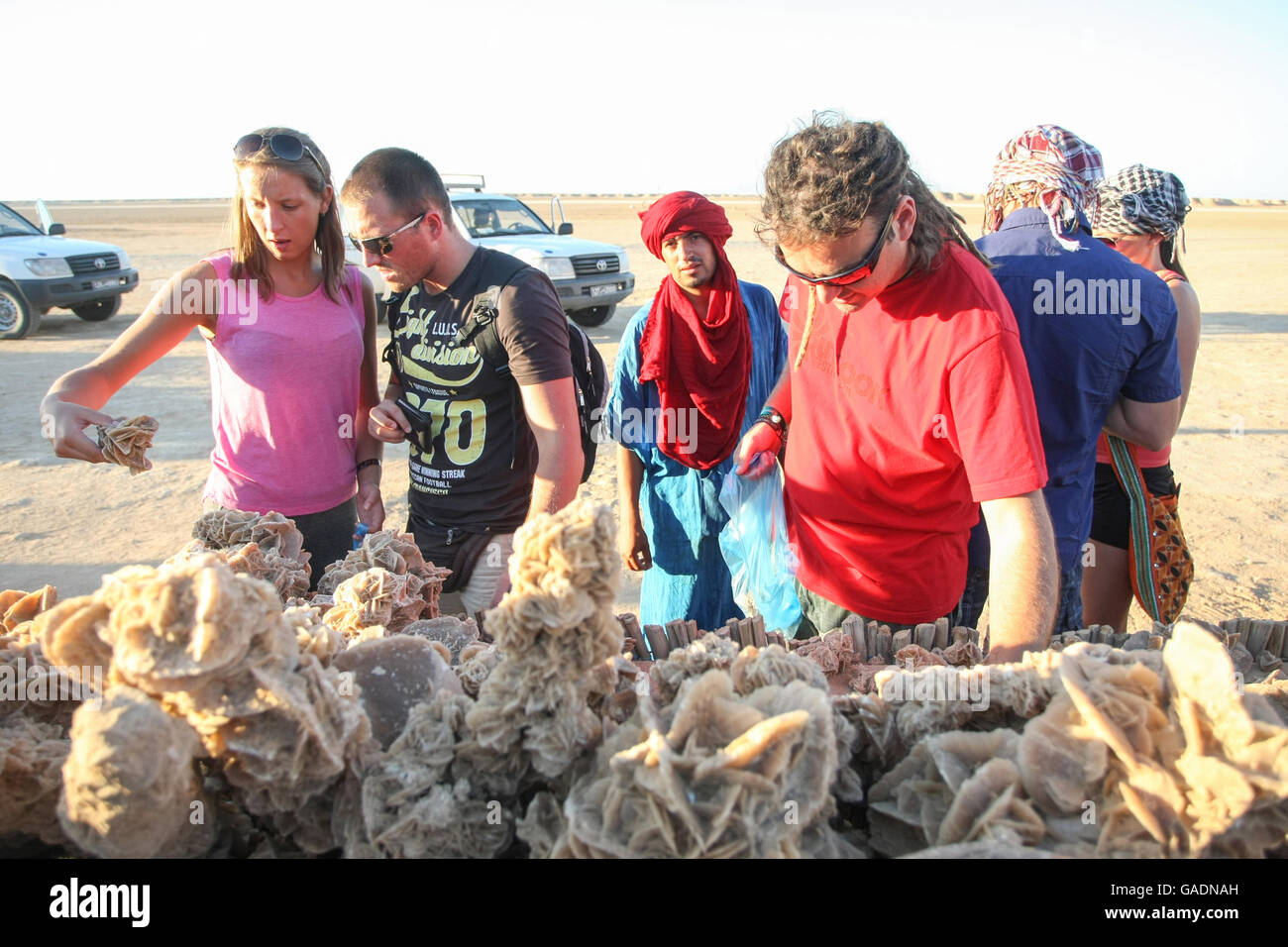 I turisti acquistare desert rose souvenir alla tappa turistica a testa di camel rock, una delle attrazioni turistiche in Ong Jemel, Tozeur,Tunisia. Foto Stock