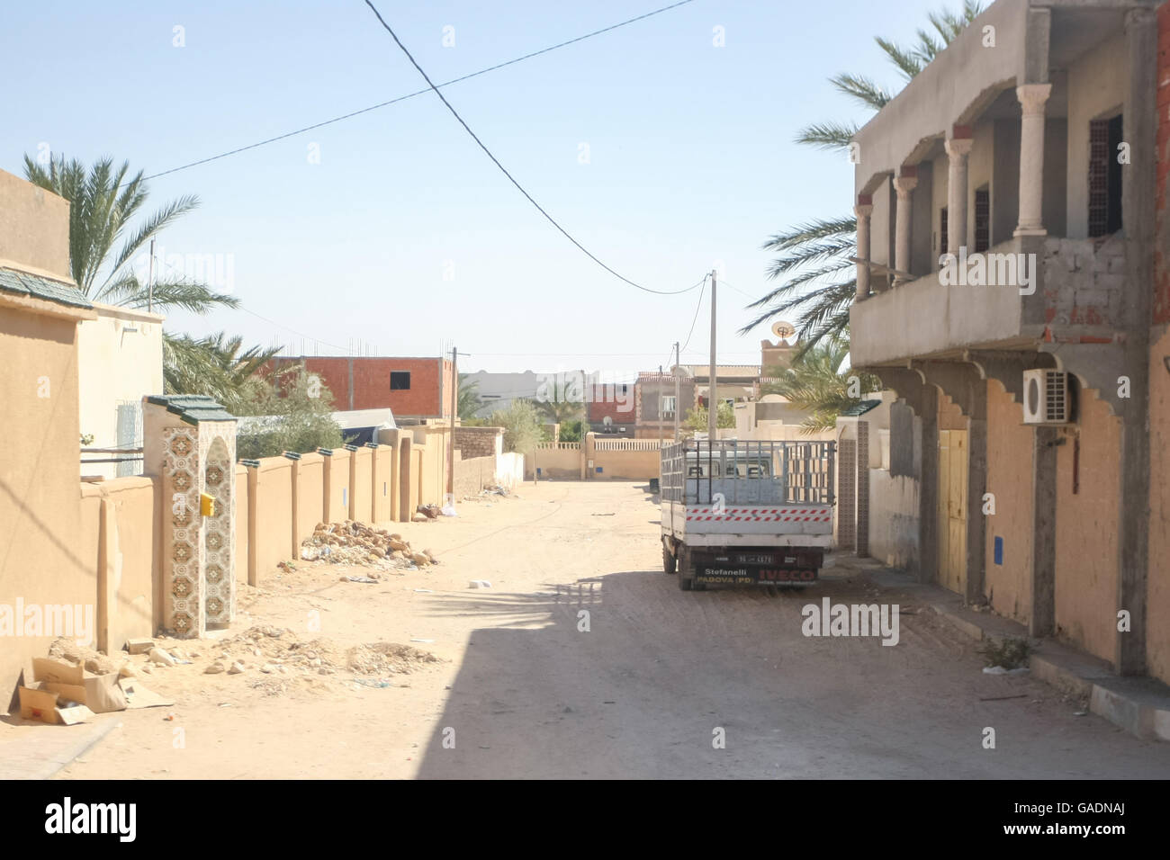 Un polveroso strada piena di detriti di costruzione nella città di Sidi Ali  Ben Aoun in Tunisia Foto stock - Alamy