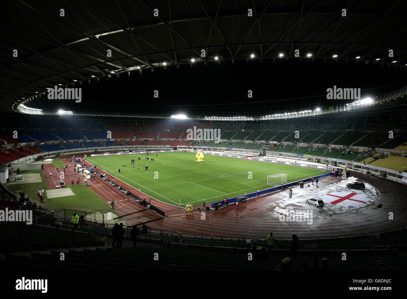 Una vista generale dello stadio davanti all'International friendly tra Austria e Inghilterra all'Ernst Happel Stadion, Vienna, Austria. Data immagine: Venerdì 16 novembre 2007. Vedi PA Story SOCCER England. Il credito fotografico dovrebbe essere: Owen Humphreys/PA Wire. Nessuna modifica tranne il ritaglio. . Per ulteriori informazioni, chiamare il numero +44 (0)1158 447447. Foto Stock