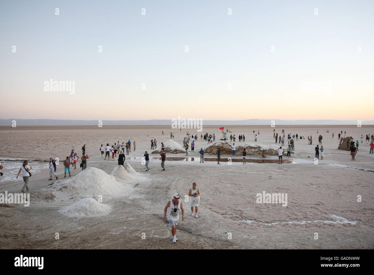 I turisti a Chott El Jerid, un grande lago di acqua salata nel sud della Tunisia. Foto Stock