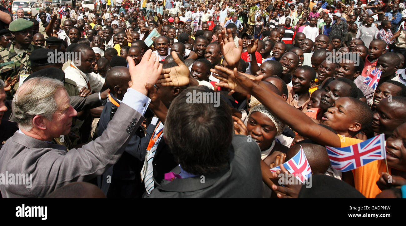 La gente si allena per stringere le mani con il Principe di Galles mentre visita una baraccopoli a Kawempe, Uganda. La riunione dei Capi di Governo del Commonwealth (CHOGM) si svolge nella capitale, Kampala. Foto Stock